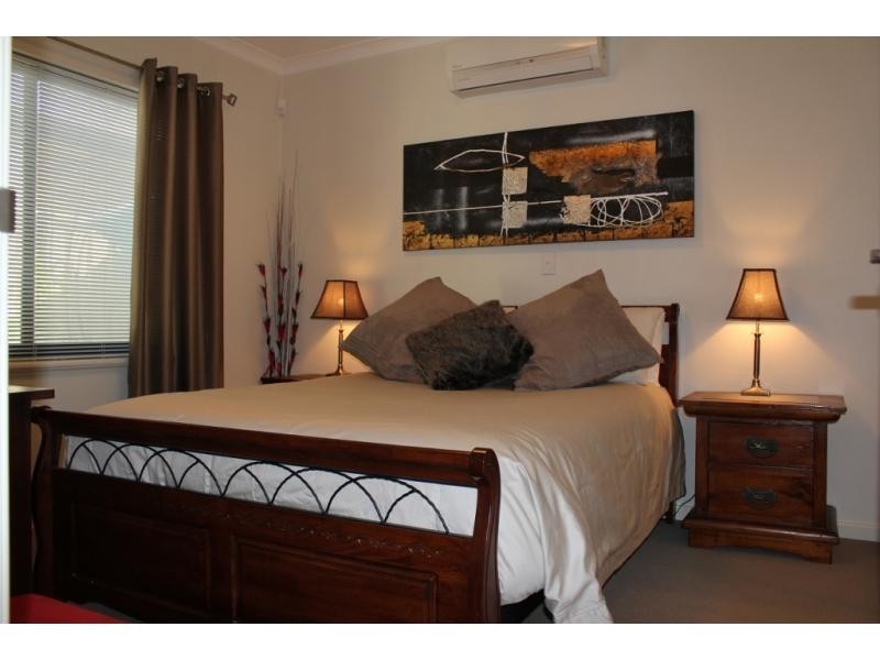 Villa 2/11 Olivedale Road, Madeley WA 6065