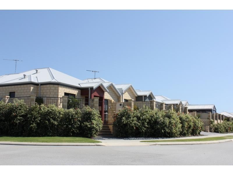 Villa 2/11 Olivedale Road, Madeley WA 6065