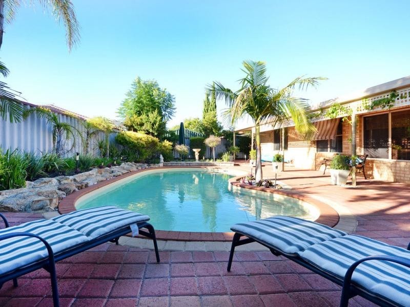 8 Greenoak Place, Woodvale WA 6026