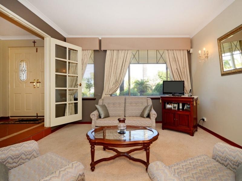 8 Greenoak Place, Woodvale WA 6026