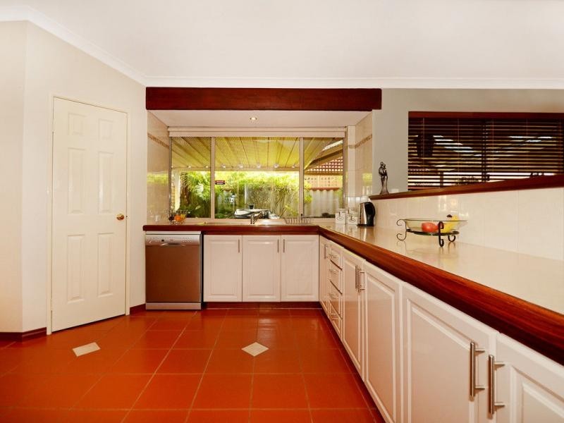 8 Greenoak Place, Woodvale WA 6026