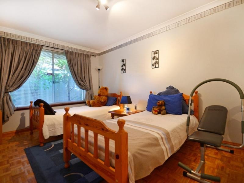 8 Greenoak Place, Woodvale WA 6026