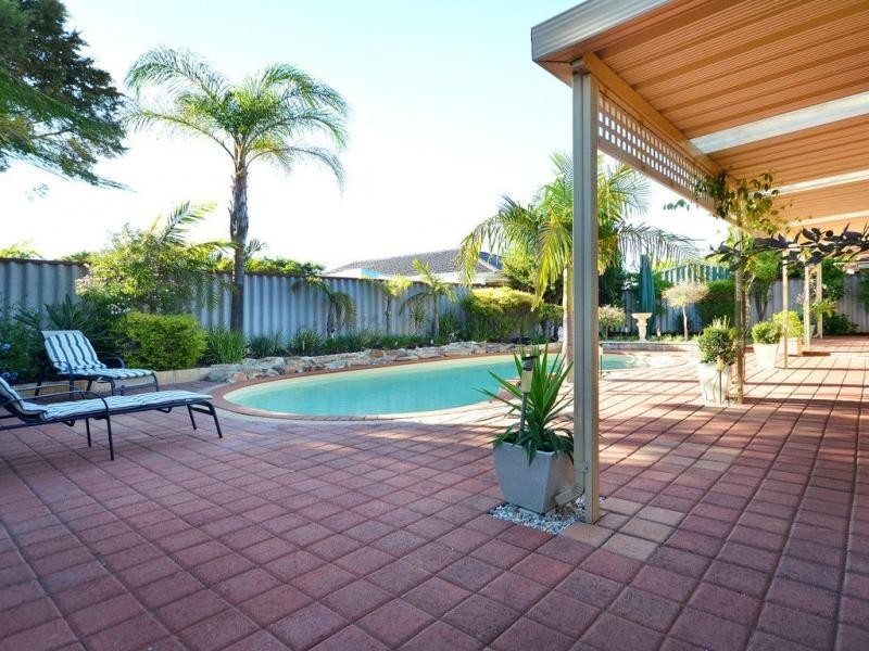 8 Greenoak Place, Woodvale WA 6026