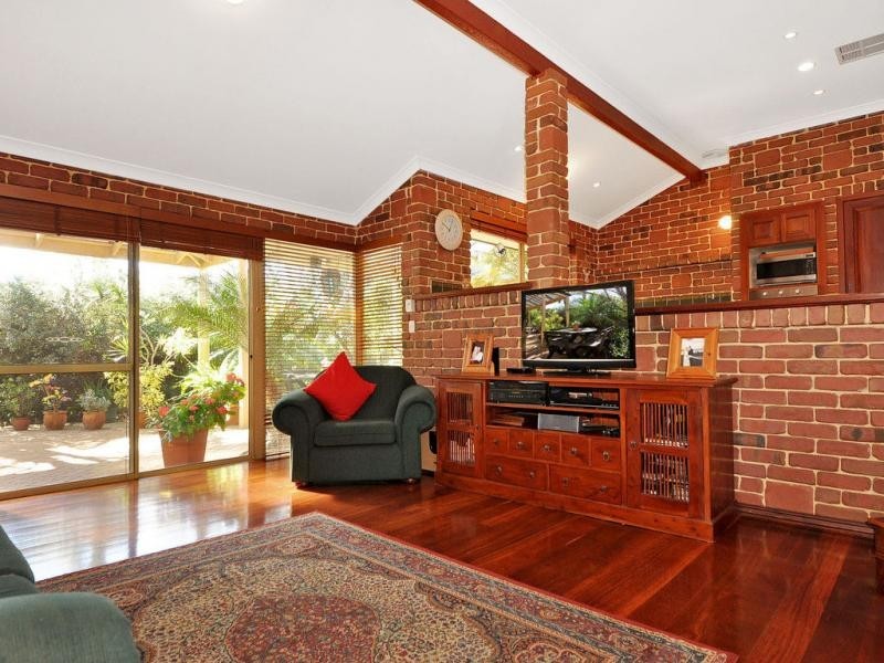 24 Castlegate Way, Woodvale WA 6026