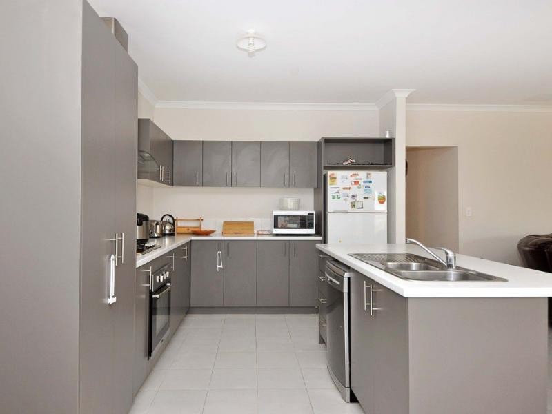 6 Ripplevale Circle, Carramar WA 6031