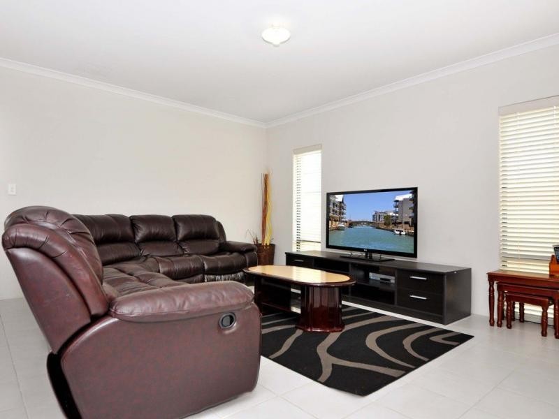 6 Ripplevale Circle, Carramar WA 6031