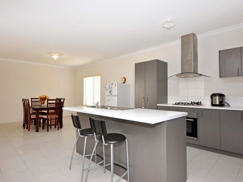 6 Ripplevale Circle, Carramar WA 6031