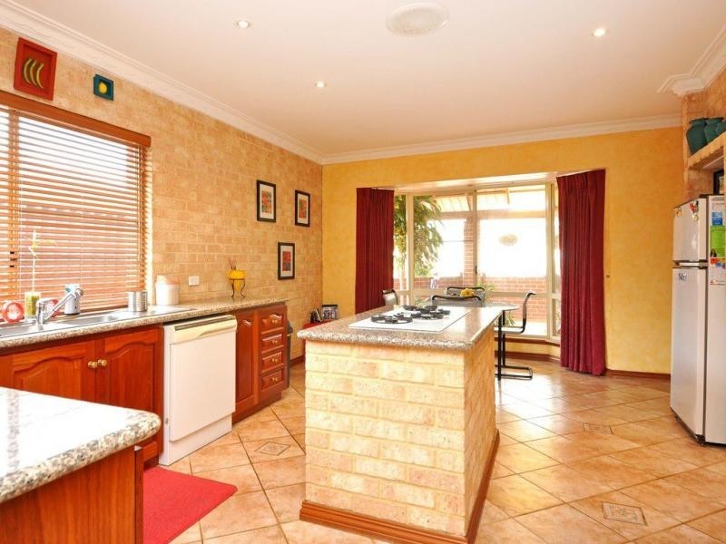 6 Baroola Place, Ocean Reef WA 6027