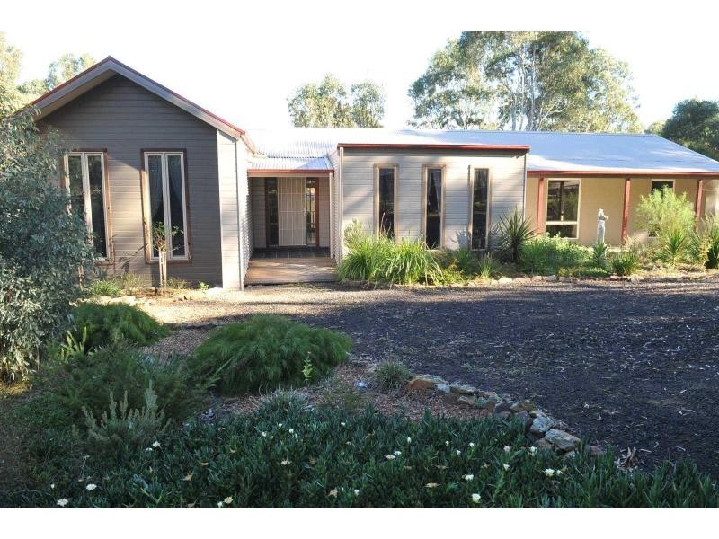 5 Scullys Lane, Heathcote VIC 3523