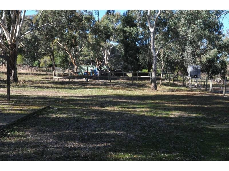 5 Scullys Lane, Heathcote VIC 3523