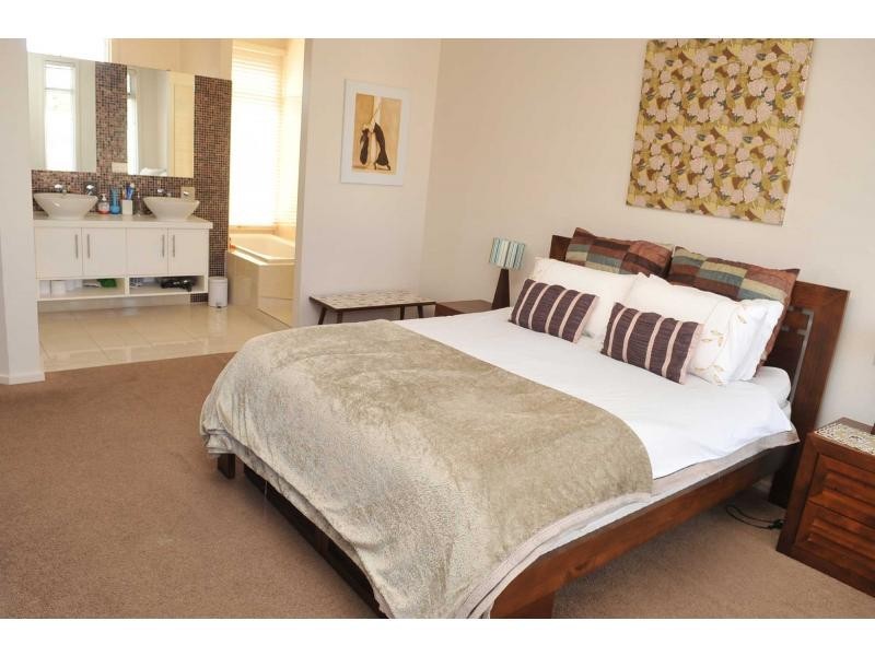 4 Parkdale Close, White Hills VIC 3550