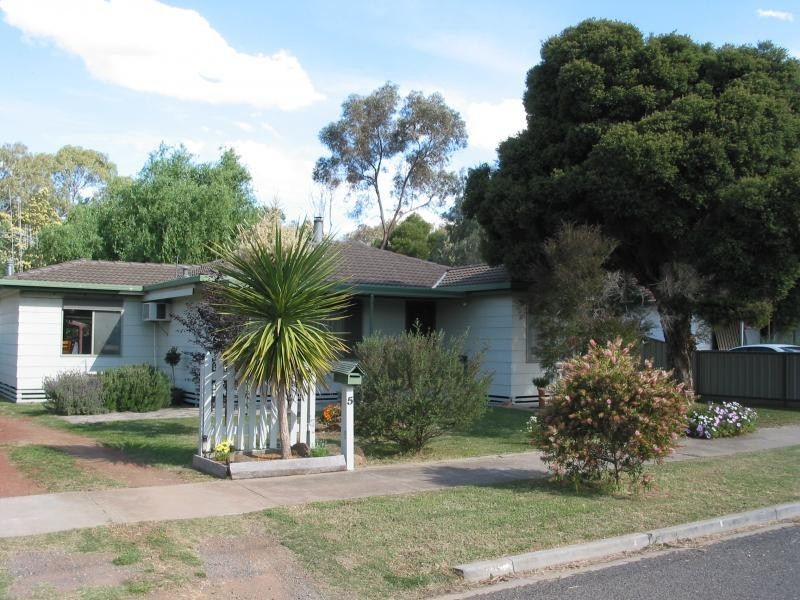 5 Beverley Street, Golden Square VIC 3555