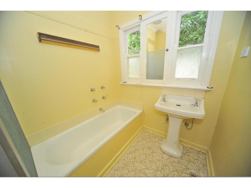 18 Carpenter Street, Kangaroo Flat VIC 3555