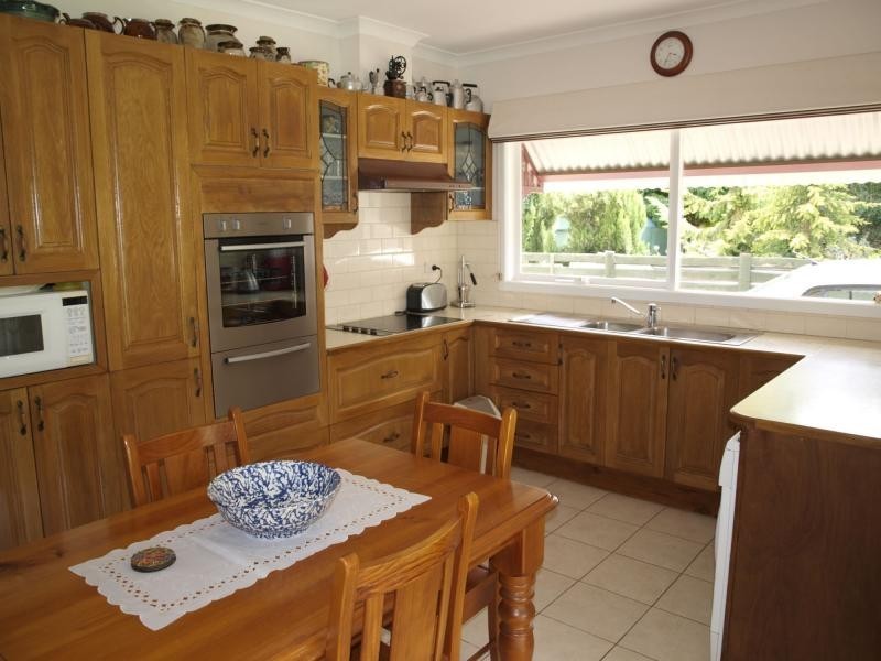 11 Redleaf Close, Heathcote VIC 3523