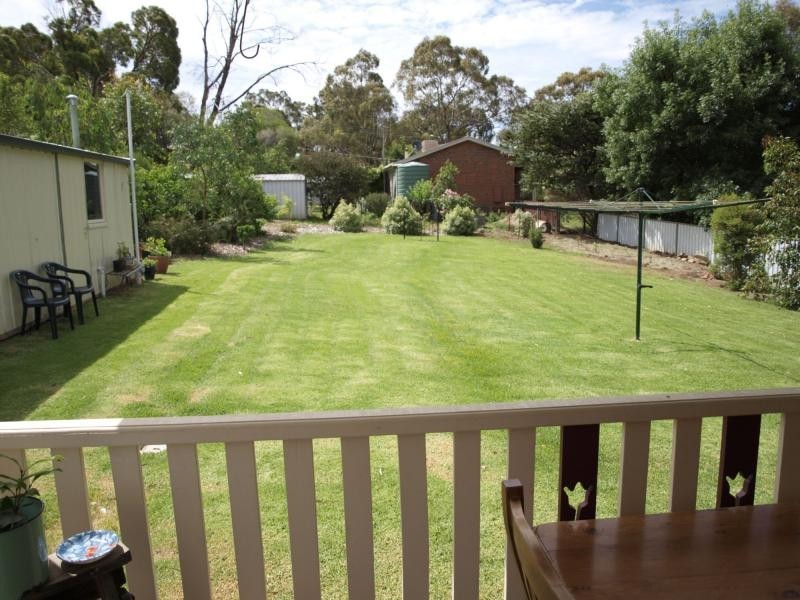 11 Redleaf Close, Heathcote VIC 3523