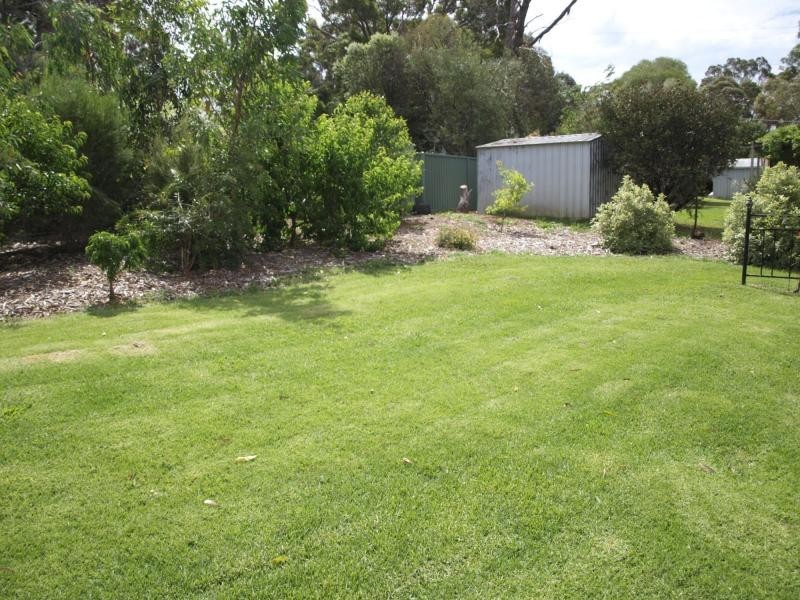 11 Redleaf Close, Heathcote VIC 3523