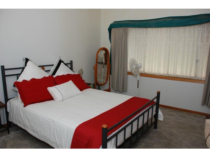 33 Black Street, Long Gully VIC 3550