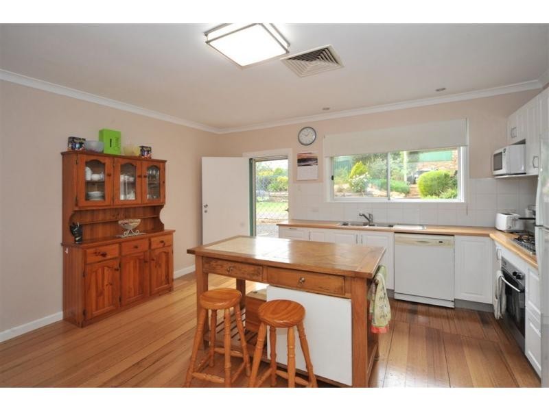 2 Doyle Crescent, Spring Gully VIC 3550