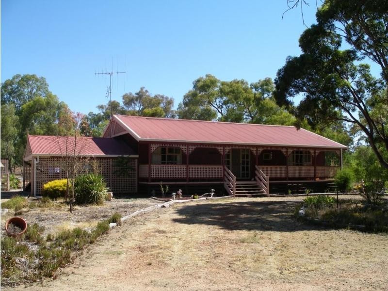23 Calder Highway, Wedderburn VIC 3518