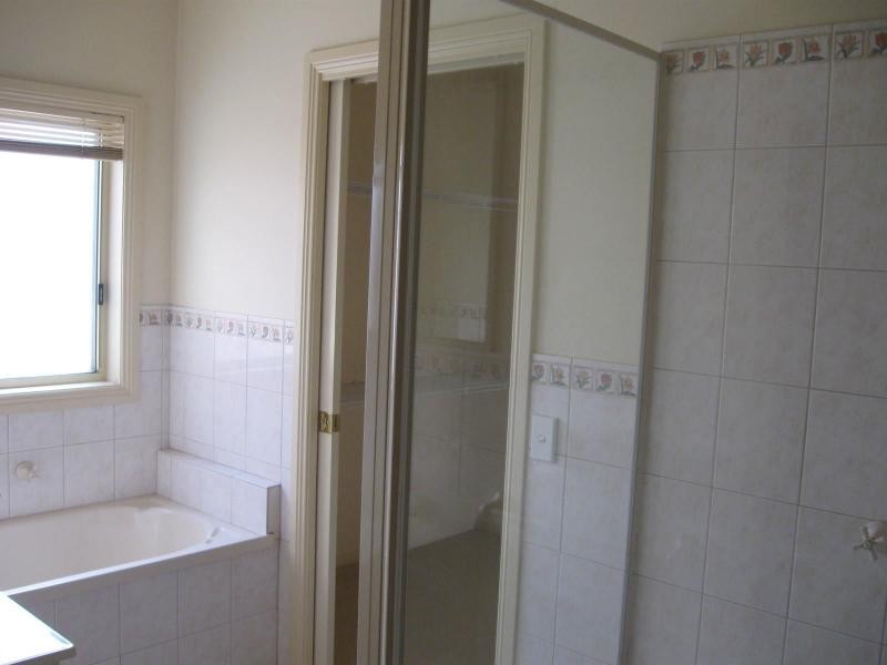 11 Claire Court, Kennington VIC 3550