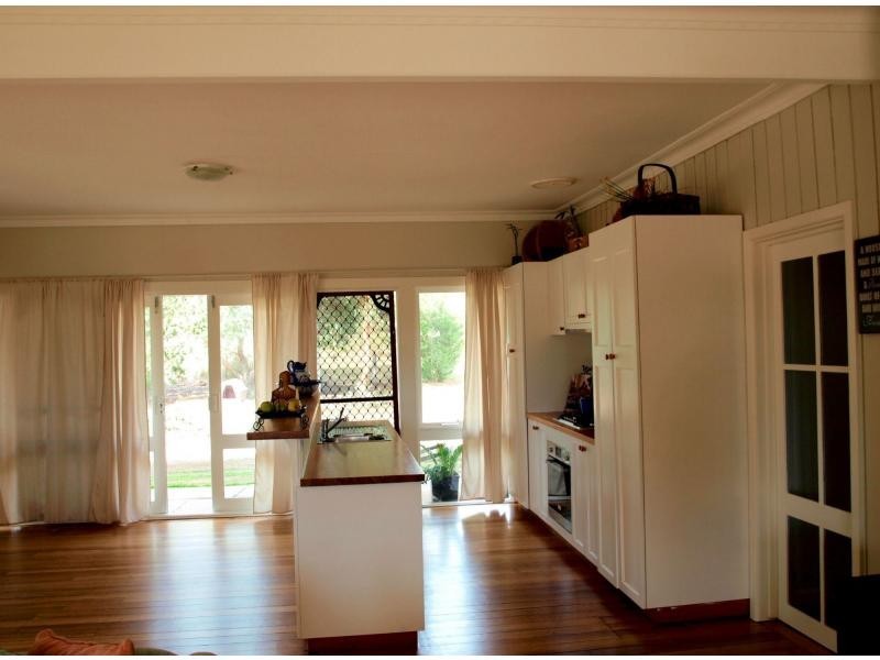 30 Hall Road, Heathcote VIC 3523