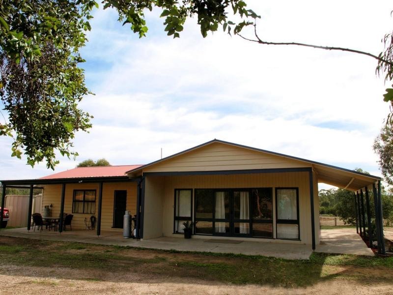 30 Hall Road, Heathcote VIC 3523