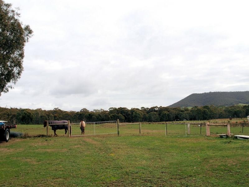 30 Hall Road, Heathcote VIC 3523