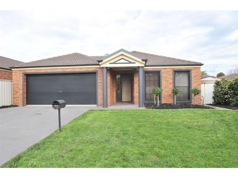 18 Parkside Boulevard, Strathdale VIC 3550