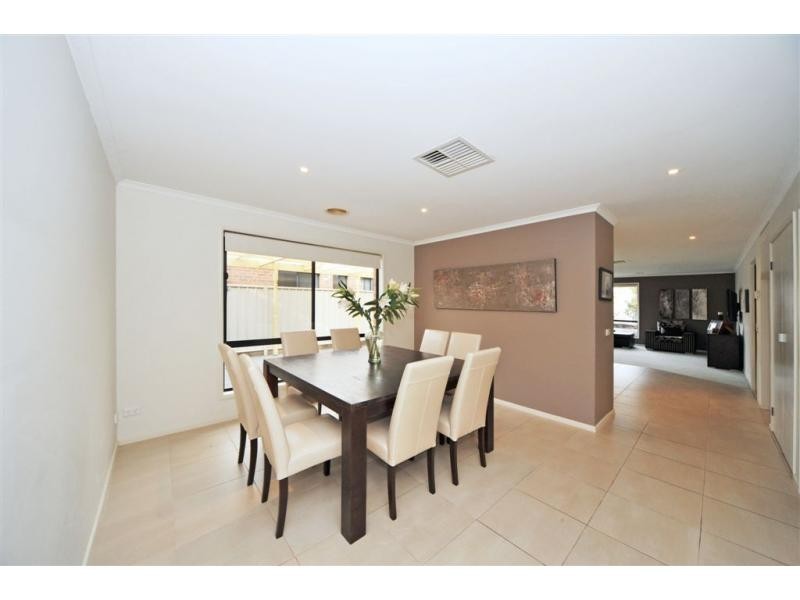 18 Parkside Boulevard, Strathdale VIC 3550