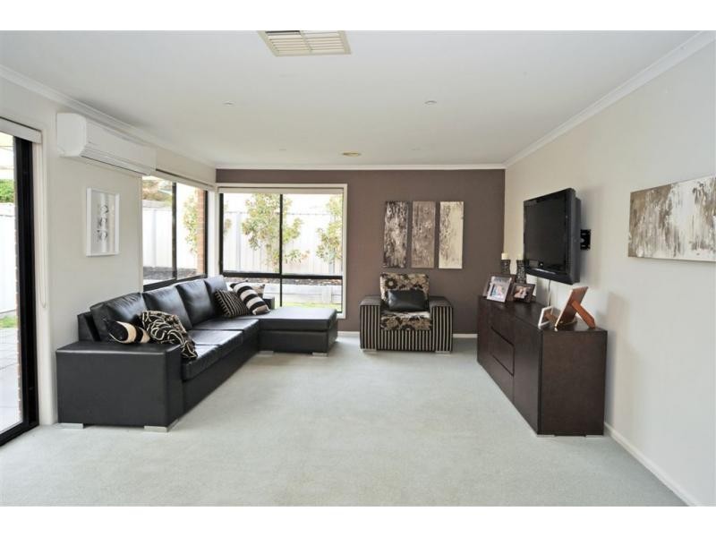 18 Parkside Boulevard, Strathdale VIC 3550