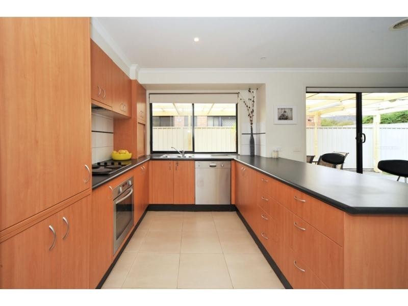 18 Parkside Boulevard, Strathdale VIC 3550