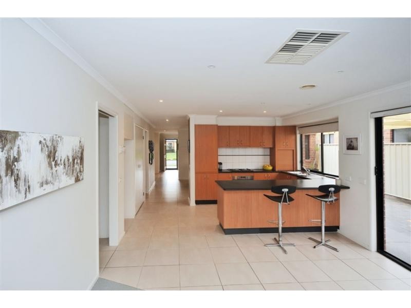 18 Parkside Boulevard, Strathdale VIC 3550