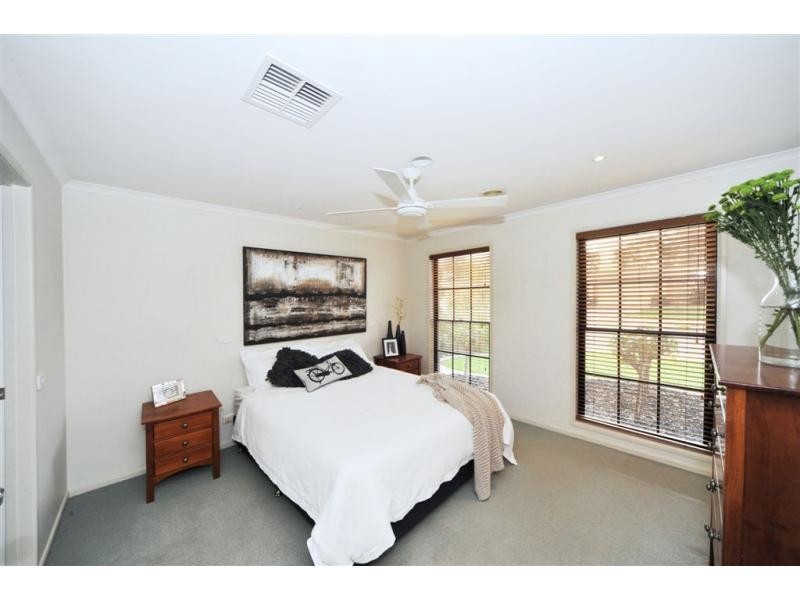 18 Parkside Boulevard, Strathdale VIC 3550