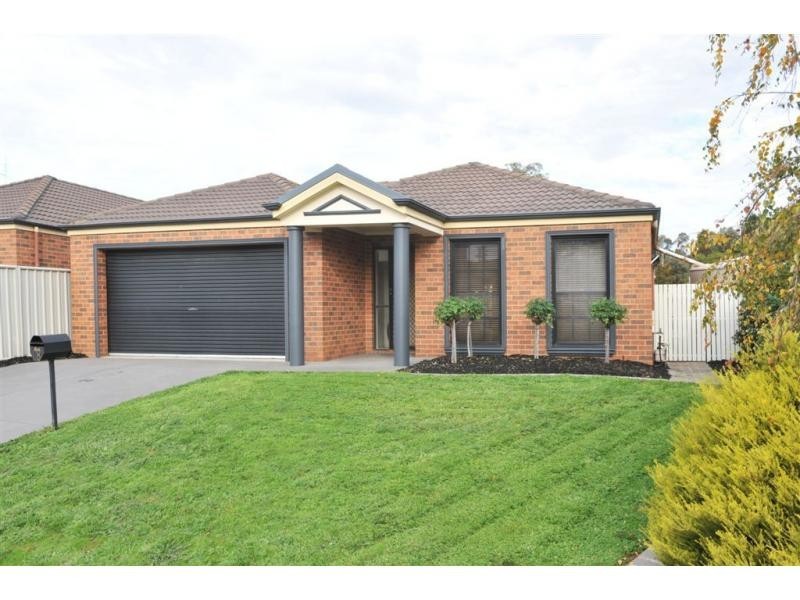 18 Parkside Boulevard, Strathdale VIC 3550