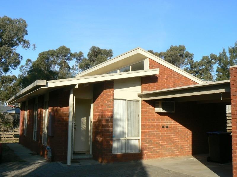 2/9 Akoonah Drive, Golden Square VIC 3555