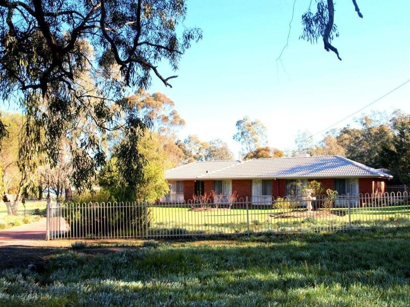 18 Shakespere Road, Heathcote VIC 3523