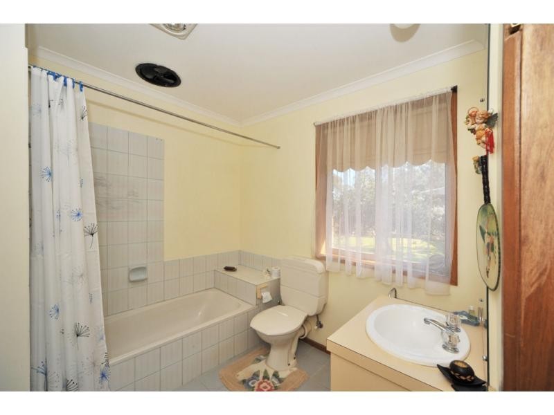 18 Shakespere Road, Heathcote VIC 3523