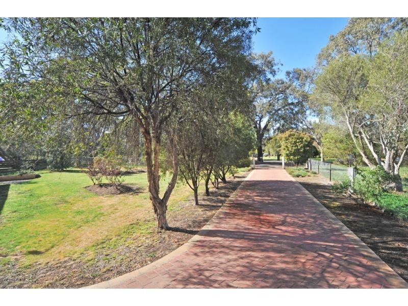 18 Shakespere Road, Heathcote VIC 3523