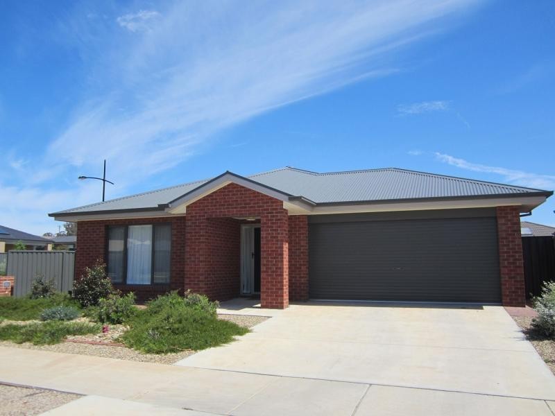 2 Peninsula Drive, Eaglehawk VIC 3556