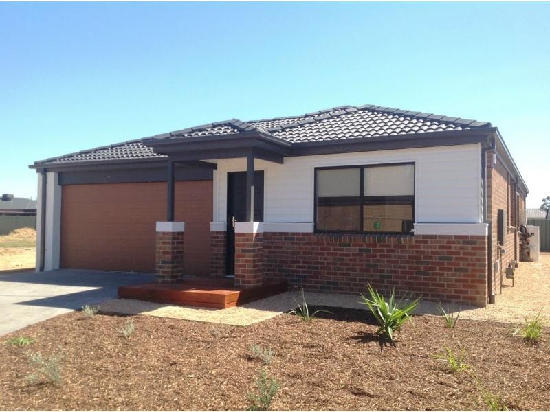 16 Caulfield Drive, Ascot VIC 3551