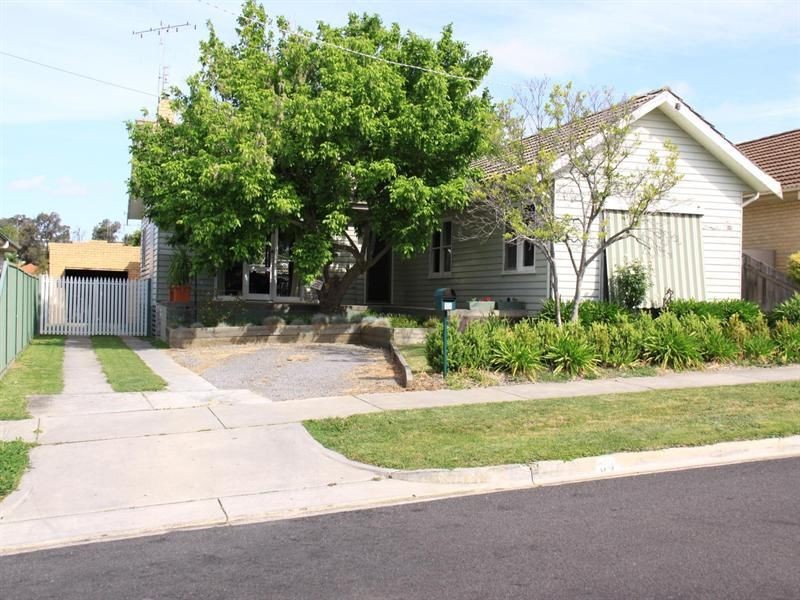 34 Clarence Avenue, Kennington VIC 3550