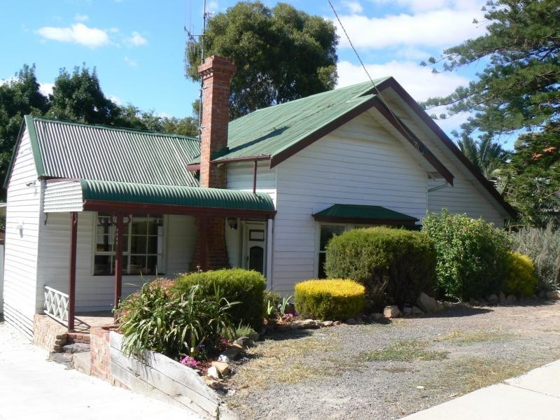 17 Harkness Street, Quarry Hill VIC 3550
