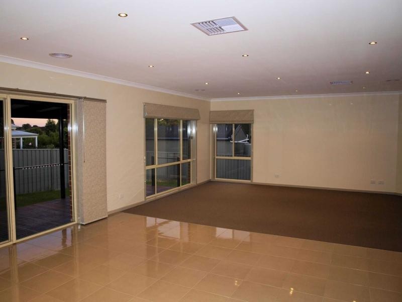 13 Poorinda Crescent, Kangaroo Flat VIC 3555