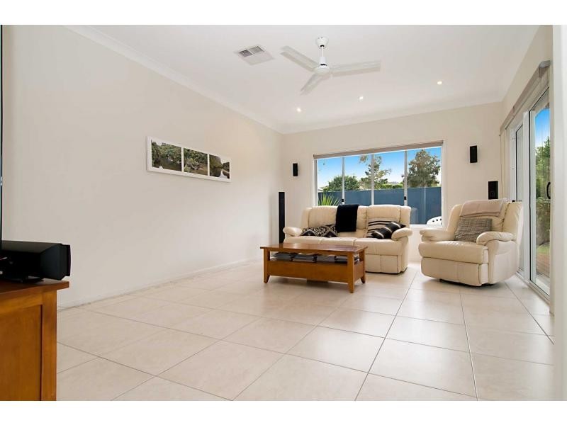 8 Armour Close, North Lakes QLD 4509