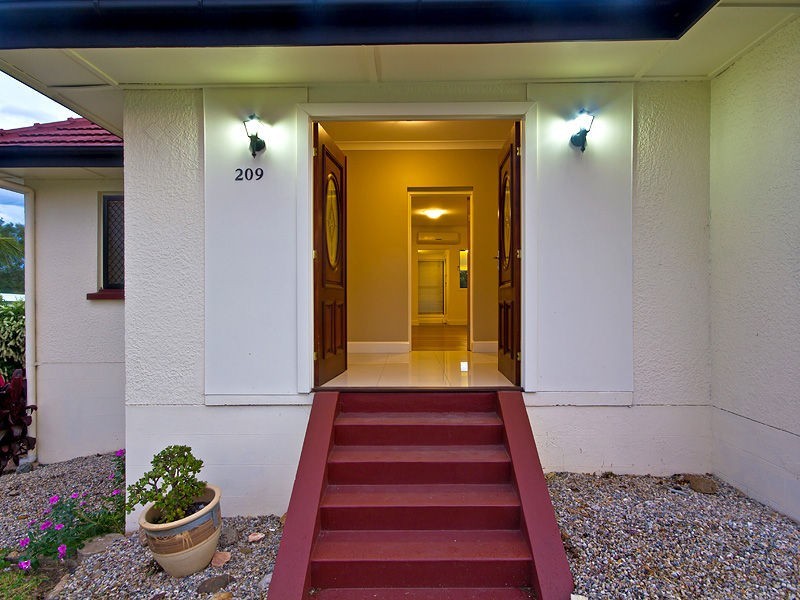 209 Blackstone Rd, Silkstone QLD 4304