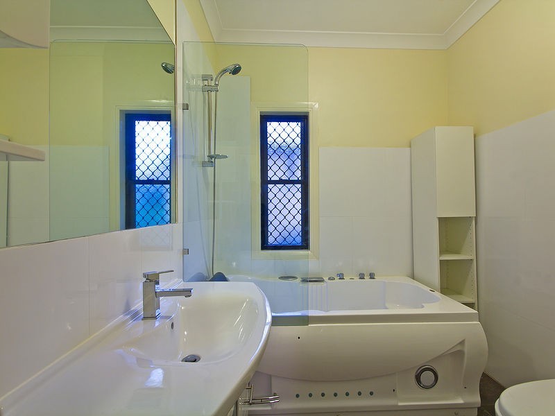 209 Blackstone Rd, Silkstone QLD 4304