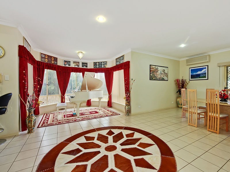 8 Lochern Court, North Lakes QLD 4509