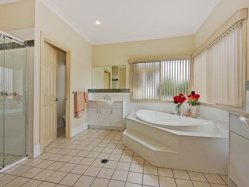 8 Lochern Court, North Lakes QLD 4509