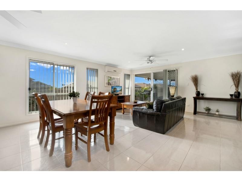 9 Williams Crescent, North Lakes QLD 4509
