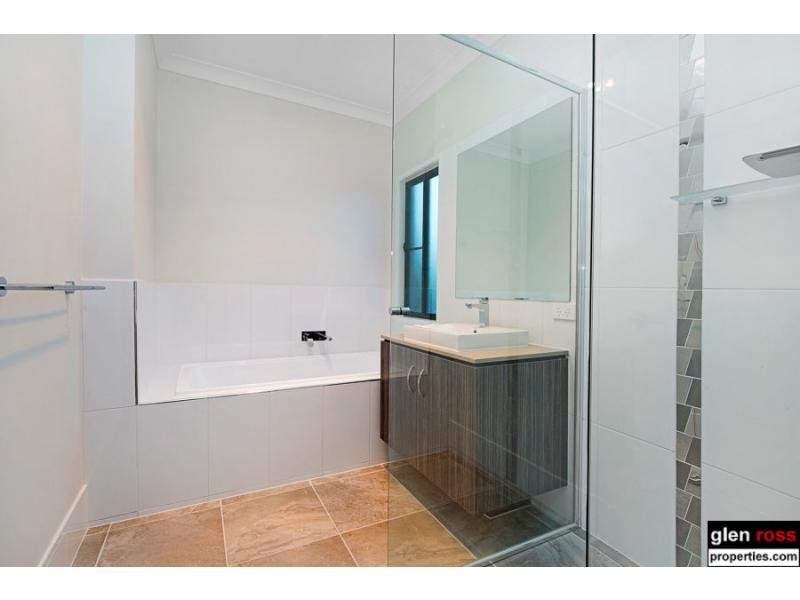 25 Dana Street, Cashmere QLD 4500